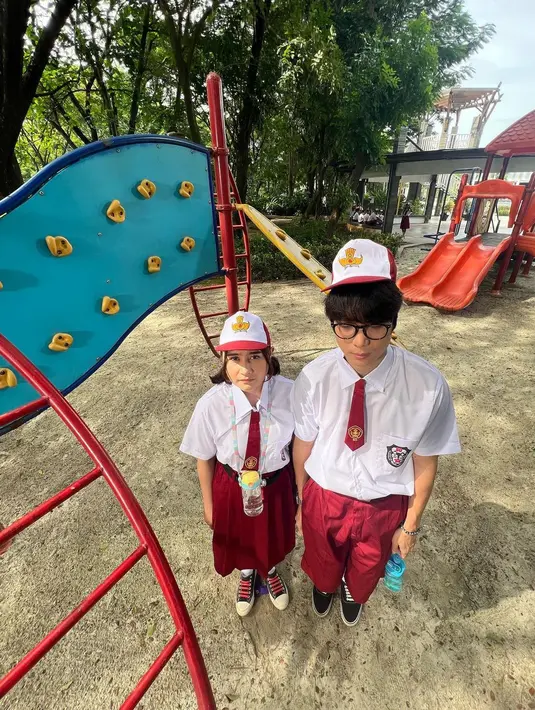 Unggahan tersebut menjadi perbincangan warganet. Sebelumnya, Umay Shahab membagikan potret Prilly berseragam SD bersama beberapa orang. [Instagram/dikta]