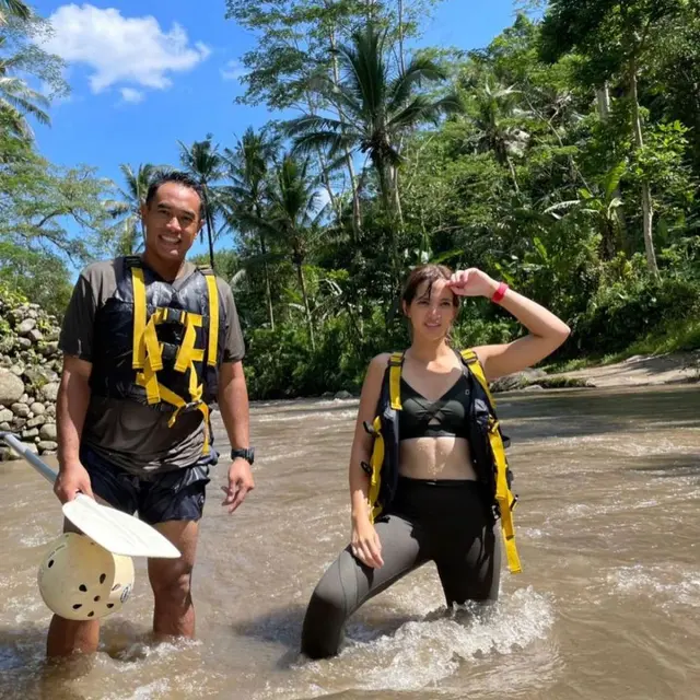 6 Momen Ardi Bakrie Temani Nia Ramadhani Olahraga, Jogging Hingga Golf