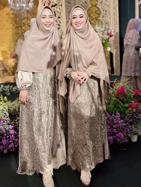 Untuk baju kondangan dengan long dress, bisa tiru gaya Oki Setiana Dewi satu ini. Oki tampil mempesona mengenakan dress satin dengan detail lace warna gold. (Instagram/okisetianadewi).