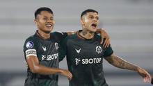Pemain Persikabo 1973, Dimas Drajad dan Ciro Alves melakukan selebrasi usai mencetak gol ke gawang Madura United pada laga BRI Liga 1 di Stadion Kapten I Wayan Dipta, Gianyar, Selasa (29/03/2022). (Bola.com/ M Iqbal Ichsan)