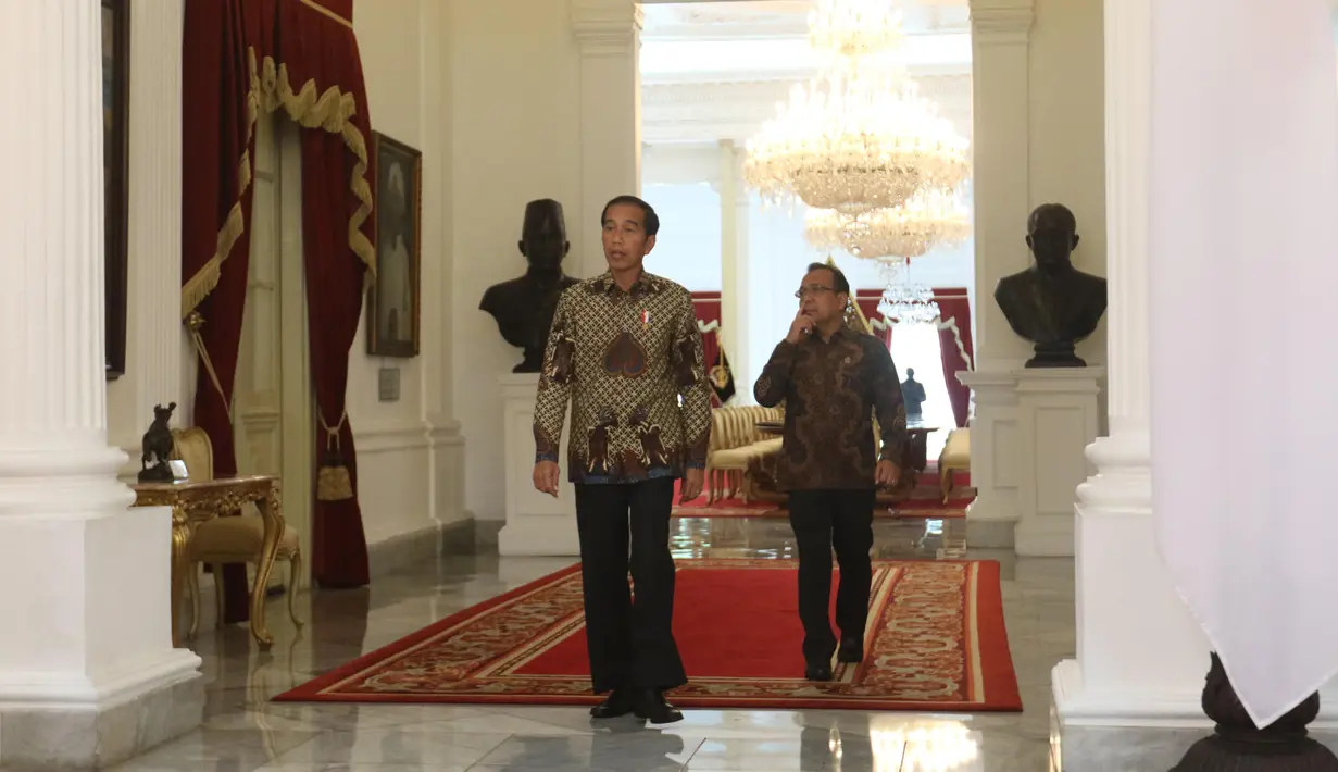 Presiden Joko Widodo didampingi Mensesneg Pratikno bersiap menerima kedatangan Siti Aisyah dan keluarga di Istana Merdeka, Jakarta, Selasa (12/3). Siti dibebaskan dari dakwaan hukum kasus pembunuhan Kim Jong Nam. (Liputan6.com/Angga Yuniar)