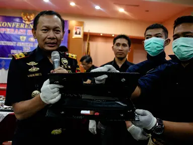 Kepala Kantor Bea Cukai Tanjung Priok Fadjar Donny Tjahjadi memperlihatkan tas yang digunakan sebagai tempat penyimpanan sabu saat acara Konferensi Pers Operasi Bersama Bea Cukai-Polda Metro Jaya di Jakarta, Kamis (11/8). (Liputan6.com/Faizal Fanani)