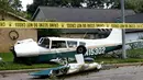 Lokasi kecelakaan pesawat di daerah Houston di Texas, Amerika Serikat (AS) (28/7/2020). Dua orang terluka ketika pesawat kecil itu jatuh pada Selasa (28/7) pagi di sebuah permukiman di Houston. (Xinhua/Steven Song)
