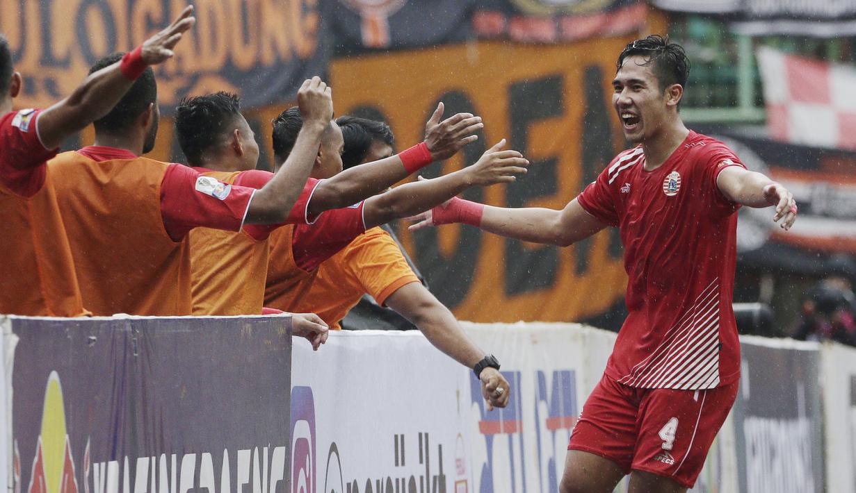 Bek Persija Jakarta, Ryuji Utomo, merayakan gol yang dicetaknya ke gawang TIRA Persikabo pada laga Piala Indonesia di Stadion Patriot, Bekasi, Kamis (21/2). Persija menang 2-0 atas TIRA Persikabo. (Bola.com/Yoppy Renato)