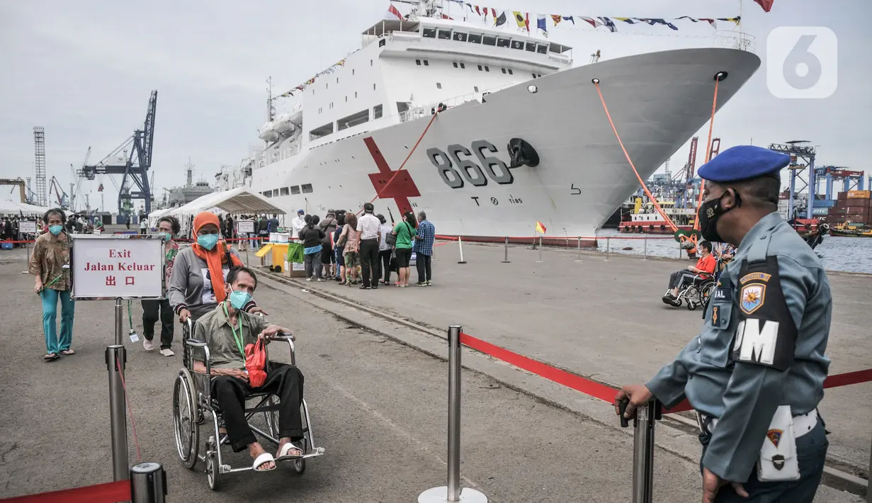 Warga usai melakukan pemeriksaan kesehatan gratis oleh tim medis kesehatan dari Kapal RS Peace Ark milik Tentara Pembebasan Rakyat China (PLA) di kawasan JICT 2 Tanjung Priok, Jakarta Utara, Selasa (15/11/2022). Layanan pengobatan gratis ini berlangsung hingga 18 November 2022 dan mampu melayani 500 warga tiap harinya. (merdeka.com/Iqbal S. Nugroho)