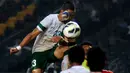 Sundulan pemain belakang Timnas Indonesia U-19, Ryuji Utomo Prabowo mampu ditahan penjaga gawang Myanmar Myo Min Latt saat berlaga di Stadion GBK Jakarta, (7/5/2014). (Liputan6.com/Helmi Fithriansyah)