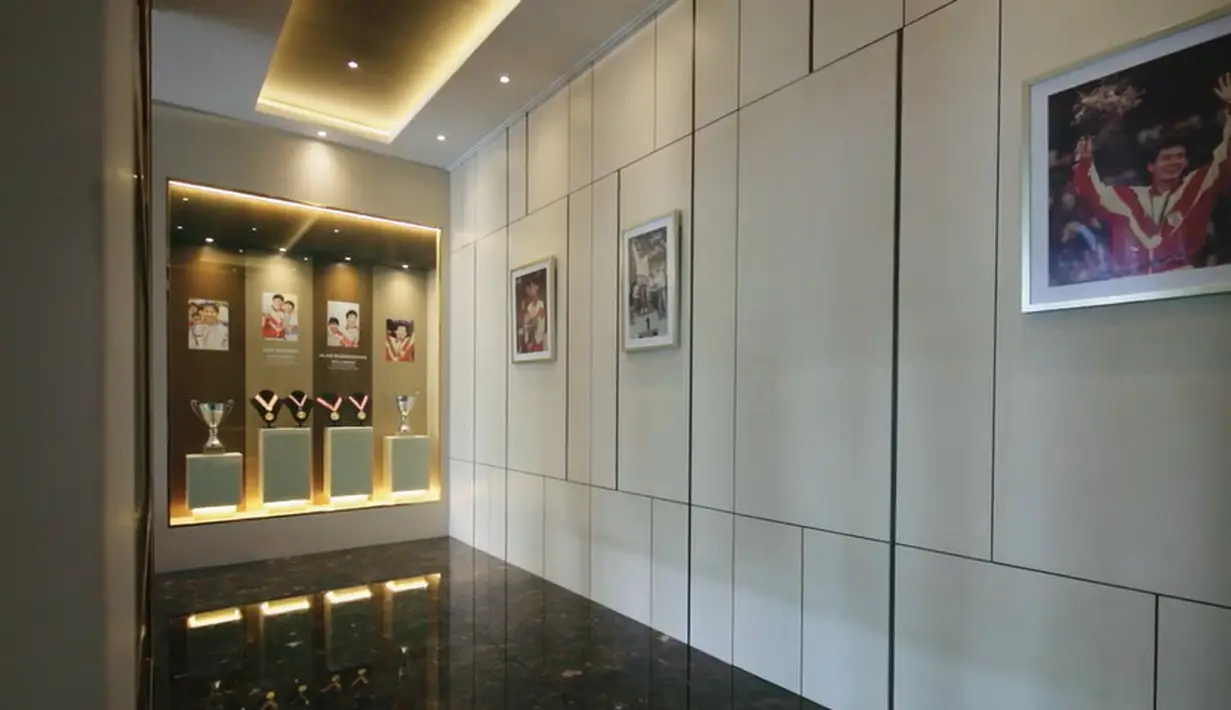 Sebagai mantan atlet, pasangan ini juga memberikan tempat khusus untuk piala yang pernah diraih selama berkarir.  "Tempat medali ini yang menjadi satu kebanggaan buat kita berdua," kata Susi dalam tayangan tersebut. [Youtube/DMC Architect &Interior Studio]
