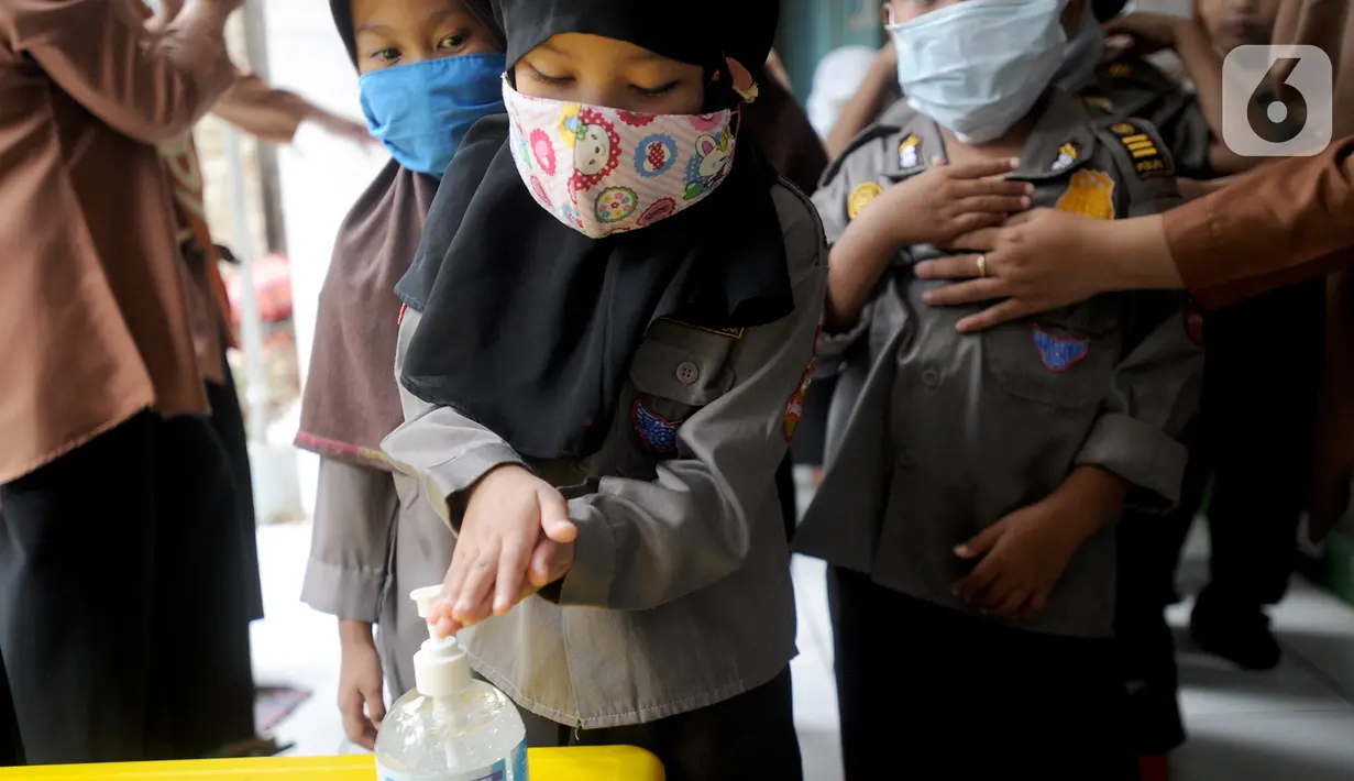 Murid Taman Kanak-kanak (TK) mencuci tangan dengan cairan antiseptik di  TK RA Hidayatusshibyan Cinere, Depok, Kamis (5/3/2020). Pihak sekolah menerapkan hidup bersih dengan mencuci tangan sebelum masuk kelas sebagai antisipasi mencegah wabah virus Corona COVID-19. (merdeka.com/Arie Basuki)