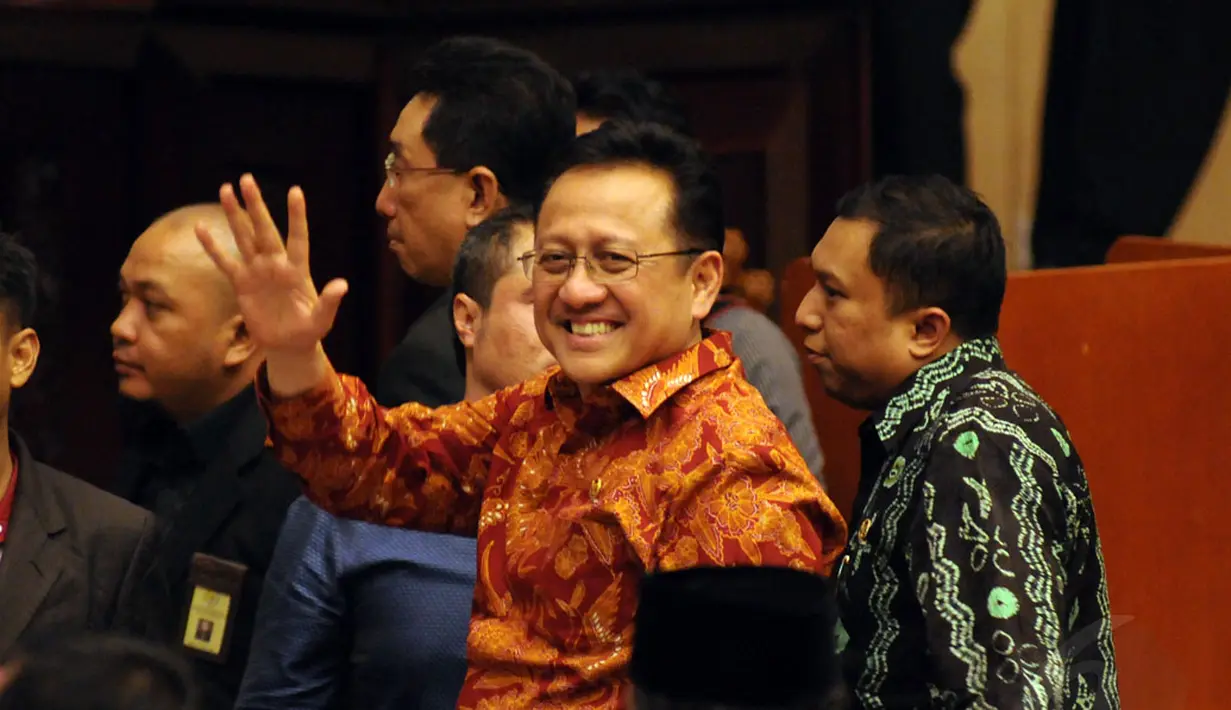 Irman Gusman melambaikan tangan kepada para koleganya saat meraih suara terbanyak saat voting kedua pemilihan Ketua DPD RI 2014-2019 di Kompleks Parlemen gedung Nusantara V, Jakarta, (Liputan6.com/Helmi Fithriansyah)