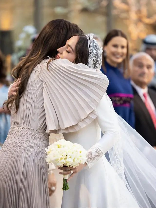 Putri Yordania Dibalut Gaun Putih dari Dior di Hari Pernikahan