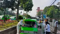 Petugas memeriksa sebuah angkutan umum di Bogor, terkait dengan social distancing. (Liputan6.com/Achmad Sudarno)