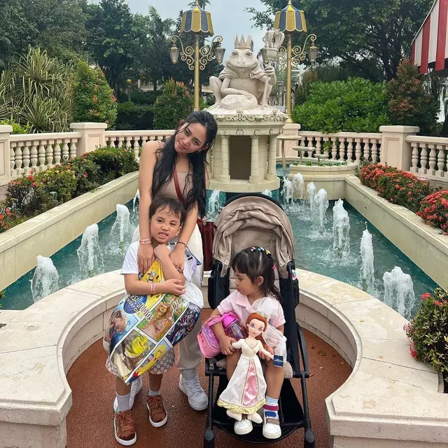 Rachel Vennya diketahui sedang berada di Singapura bersama kedua anaknya, Xabiru dan Chava (https://www.instagram.com/p/Cd-f1muraHk/)