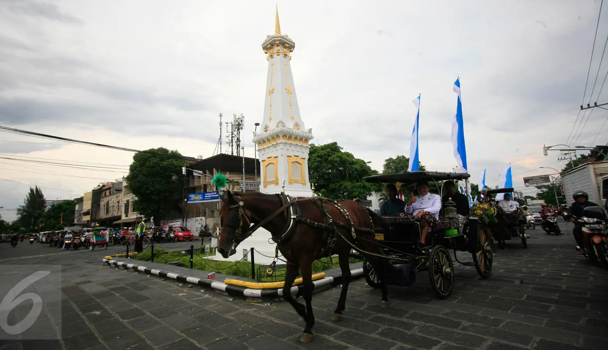Sejumlah peserta mengikuti kirab dengan menaiki andong melintasi kawasan Tugu ,Yogyakarta,(14/5/2016).Kirab di laksanakan untuk menyambut peringatan ulang tahun satu abad kabupaten sleman.(Boy Harjanto)
