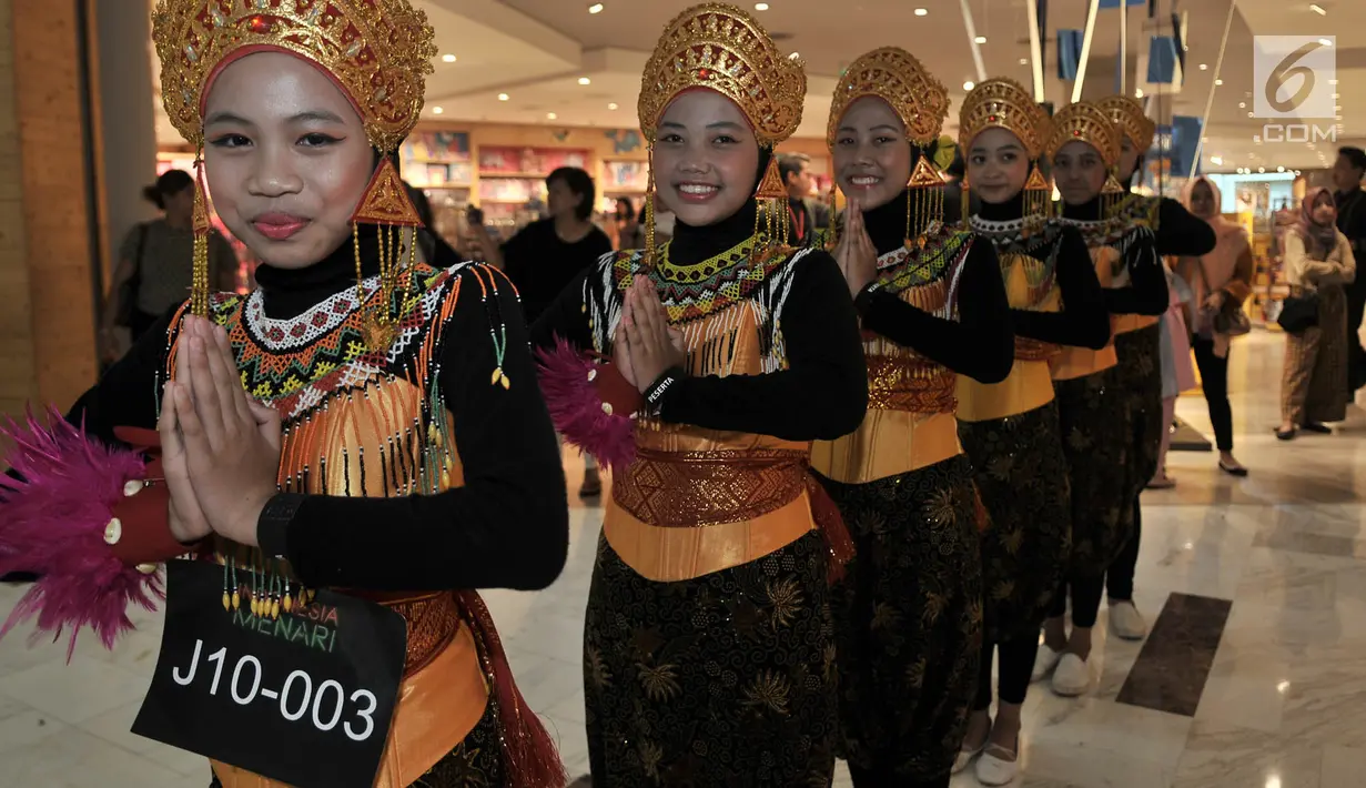 Penari berkostum tradisional menari dalam perhelatan Indonesia Menari 2018 di Grand Indonesia, Jakarta, Minggu (11/11). Sebanyak 4.200 orang mengikuti Indonesia Menari yang berlangsung di Jakarta, Bandung, Solo dan Semarang (Merdeka.com/ Iqbal S. Nugroho)