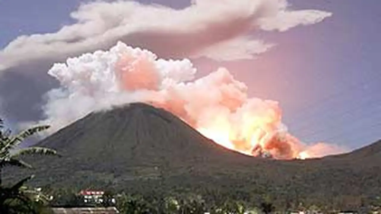 Gunung Lokon di Tomohon dekat dengan Manado