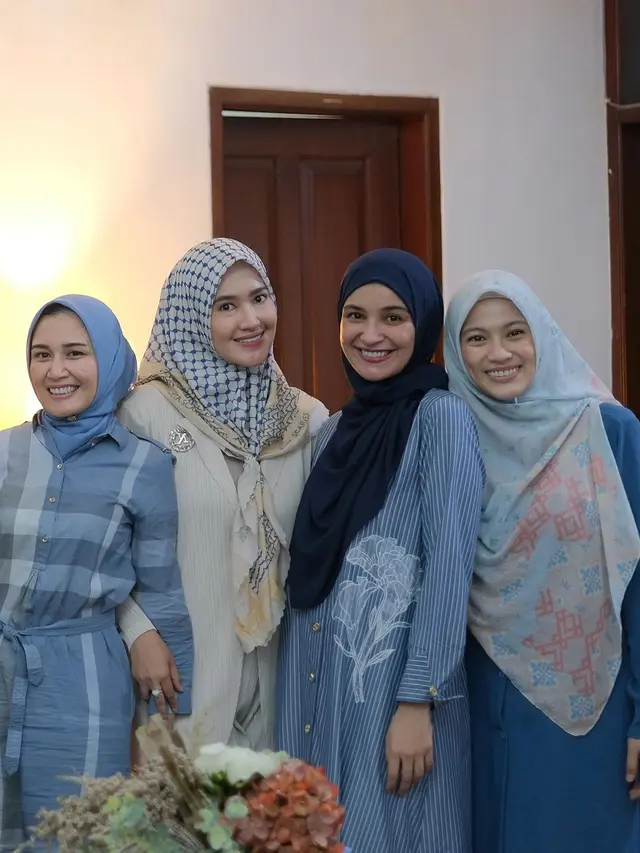 6 Momen Geng Mewah Jenguk Anak Ketiga Alyssa dan Dude Harlino, Sekalian Reuni