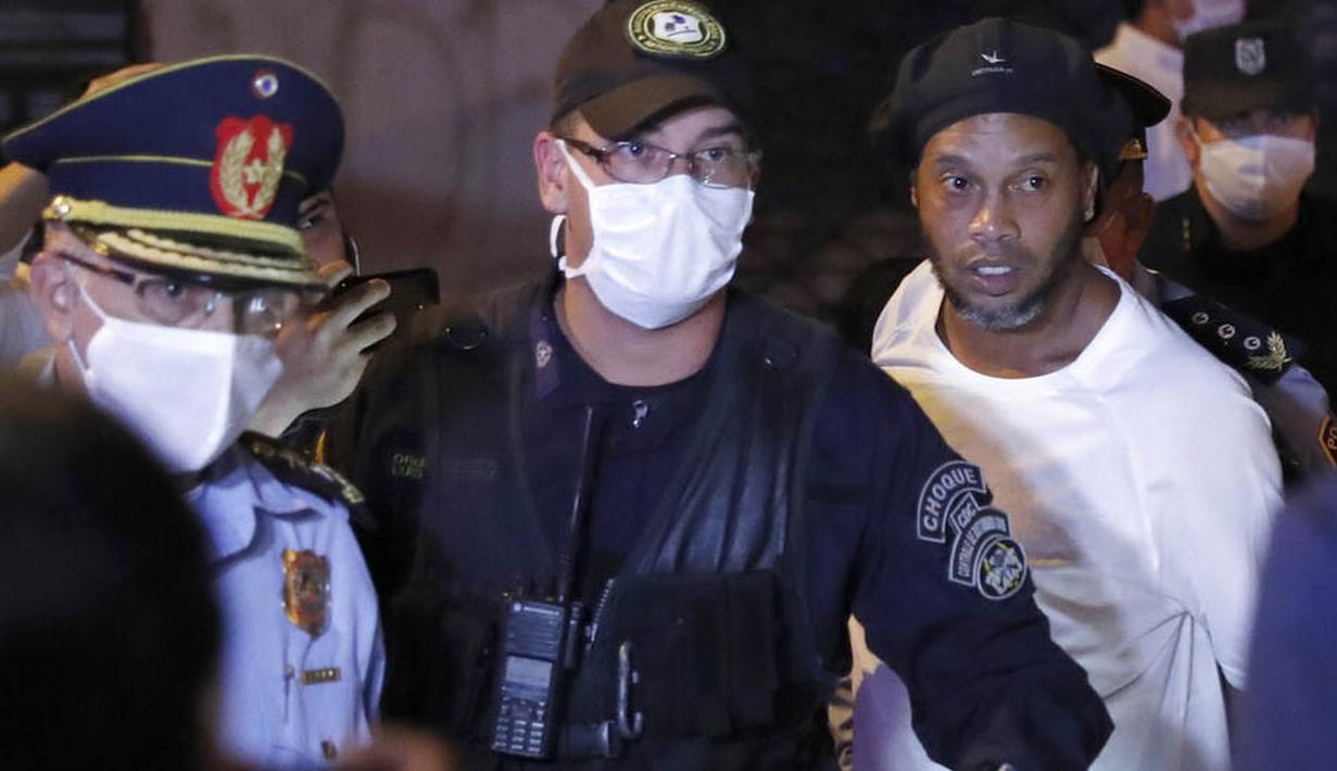 Sebelumnya, Ronaldinho dan saudaranya, Roberto Assis, harus mendekam di jeruji besi karena kasus penggunaan paspor palsu untuk memasuki Paraguay. (AP/Jorge Saenz)