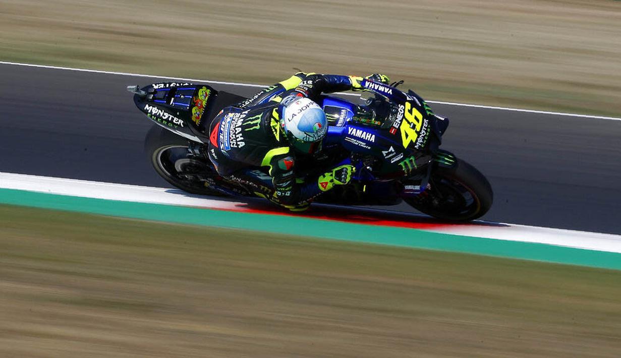 Pembalap Monster Energy Yamaha, Valentino Rossi, saat balapan MotoGP San Marino di Sirkuit Misano, Minggu (13/9/2020). Morbidelli menjadi yang tercepat dengan catatan waktu 42 menit 02,272 detik. (AP/Antonio Calanni)