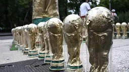Suvenir berbentuk piala Piala Dunia dipajang untuk dijual di sebuah jalan, Mexico City, Senin 8 Juni 2026. (Yuri CORTEZ/AFP)
