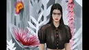 Saat lenggak-lenggok di catwalk acara Paris Fashion Week, Kendall Jenner terlihat tak mengenakan bra dalam balutan busana yang tipis, Prancis, Selasa (27/1). (AFP PHOTO/Patrick KOVARIK)
