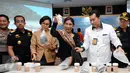 Menteri KKP Susi Pudjiastuti (keempat kiri) menunjukkan barang bukti penyelundupan benih lobster di Gedung KKP Jakarta, Rabu (26/10). Delapan orang ditetapkan sebagai tersangka dan diperiksa di Direktorat Tipidter Polri. (Liputan6.com/Helmi Fithriansyah)