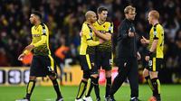 Manajer Liverpool, Jurgen Klopp, memberikan selamat kepada para pemain Watford yang menang 3-0 pada laga di Vicarage Road, Minggu (20/12/2015) malam WIB. (AFP/Ben Stansall)