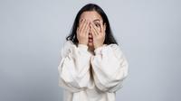 Ilustrasi perempuan takut, ketakutan, fobia, khawatir. (Foto oleh Freepik)