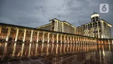 Umat Muslim berkumpul untuk berbuka bersama pada hari pertama ibadah puasa di Masjid Istiqlal, Jakarta Pusat, Minggu (3/4/2022). Masjid Istiqlal kembali menggelar buka puasa bersama setelah sempat ditiadakan sejak dua tahun lalu. (merdeka.com/Iqbal S.Nugroho)