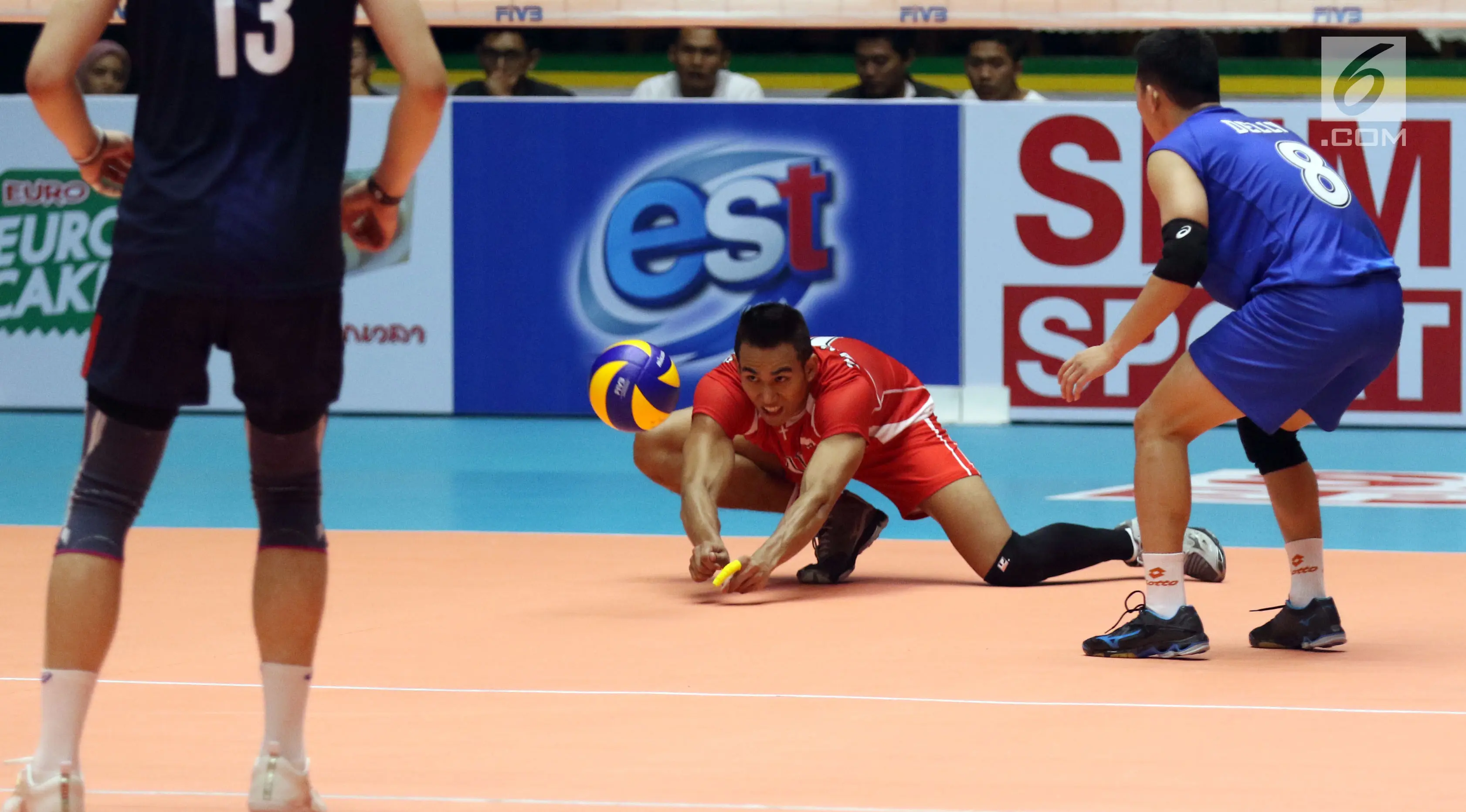 Pemain Timnas voli putra Indonesia, Rendy Febriant Tamamilang (tengah) menahan bola saat melawan Korea pada babak 8 besar Grup E Kejuaraan Voli Asia 2017 di GOR Tri Dharma, Gresik, Kamis (27/7). Indonesia kalah 3-1. (Liputan6.com/Helmi Fithriansyah)