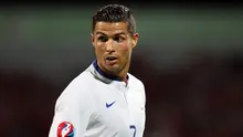 Cristiano Ronaldo gagal mencetak gol saat laga Portugal melawan Albania dalam kualifikasi Euro 2016 di Elbasan Arena, Albania, Selasa (8/9/2015). Portugal menang 1-0 atas gol Miguel Veloso di saat injury time. (AFP Photo/Gent Shkullaku)
