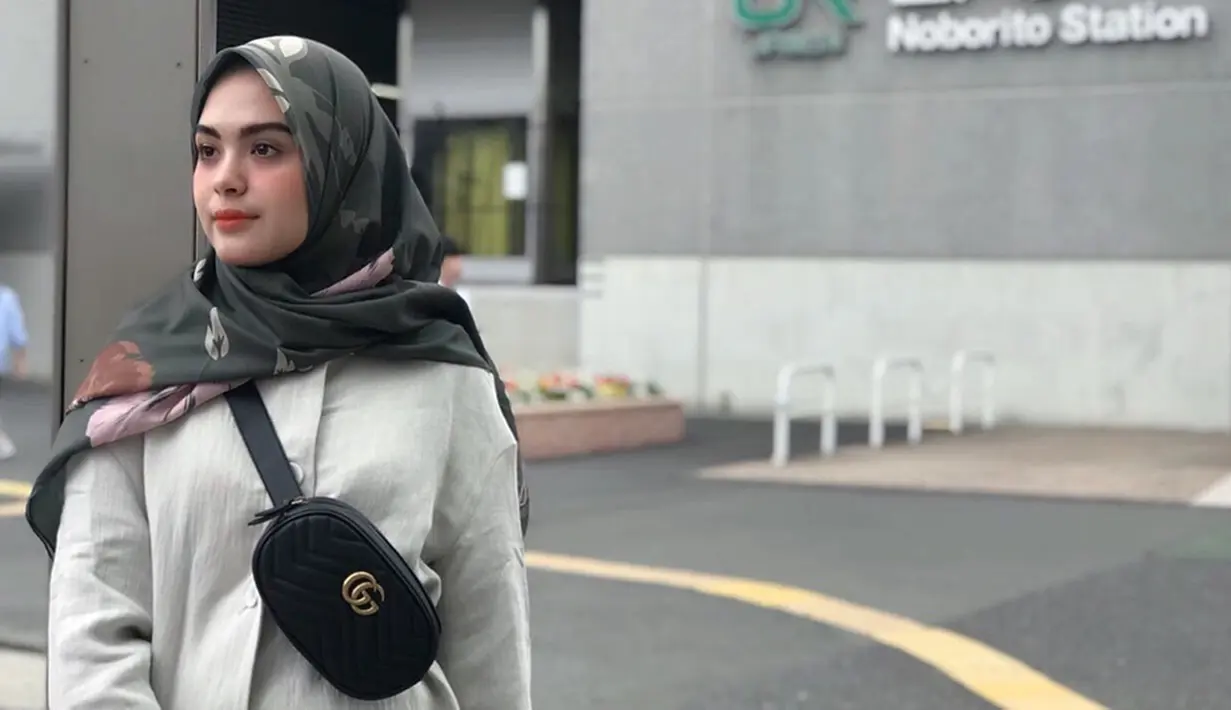 Tak hanya cantik, istri Razi Bawazier ini terbilang pandai memadupadankan busana. Ketika berlibur, Vebby Palwinta tampil dengan outfit yang kekinian. Kali ini ia tampil memesona dengan kemeja polos yang dipadukan dengan hijab motif. (Liputan6.com/IG/@vebbypalwinta)