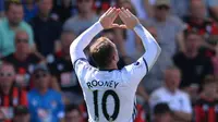 Striker Manchester United, Wayne Rooney, merayakan gol yang dicetaknya ke gawang Bournemouth. Tiga gol kemenangan MU dicetak oleh Mata, Rooney dan Ibrahimovic. (AFP/Glyn Kirk)