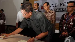 Menteri Agama Lukman Hakim Saifuddin saat menandatangani nota kerjasama penanganan korupsi dana pendidikan, Jakarta, Senin (15/12/2014). (Liputan6.com/Miftahul Hayat)