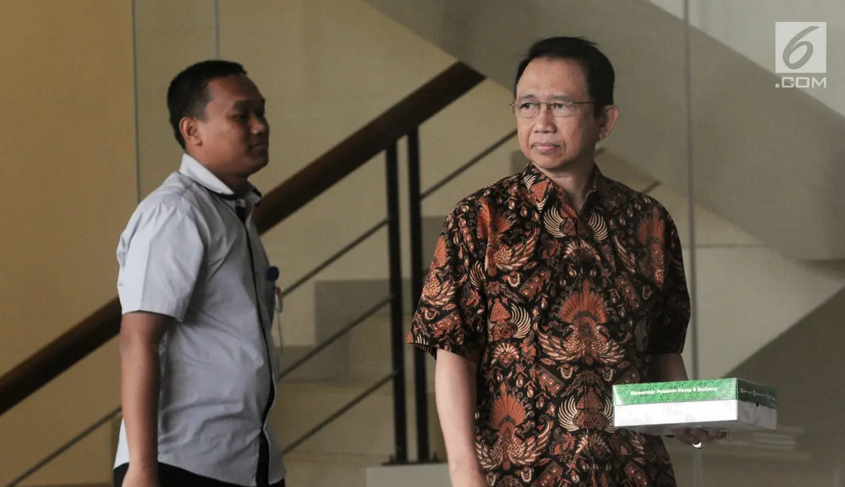 Mantan ketua DPR Marzuki Alie (kanan) usai menjalani pemeriksaan di Gedung KPK, Jakarta, Selasa (26/6). Marzuki Alie diperiksa sebagai saksi untuk tersangka Irvanto Hendra Pambudi Cahyo dan Made Oka Masagung. (Merdeka.com/Dwi Narwoko)