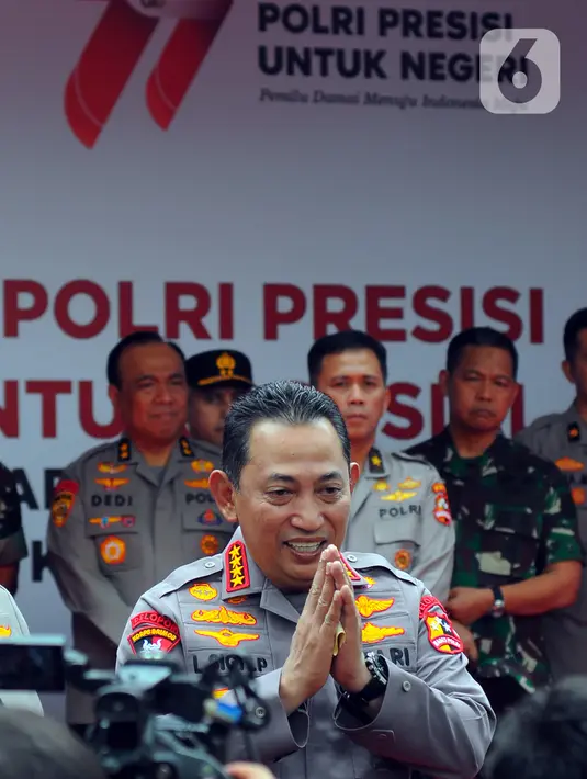 <p>"Hari ini dilaksanakan bakti sosial dalam bentuk berbagai macam kegiatan dari pembagian baksos, kemudian juga tadi dilaporkan ada juga pembersihan tempat-tempat ibadah, dan perbaikan-perbaikan minor, dan juga pembangunan tempat-tempat air yg memang di beberapa wilayah sangat dibutuhkan karena memang sumber airnya agak sulit," kata Sigit dalam sambutannya di Lapangan Bhayangkara Mabes Polri Jakarta Selatan, Senin, (19/6/2023). (merdeka.com/Imam Buhori)</p>