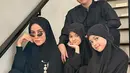Bersama ketiga anaknya, Olla Ramlan tampil sebagai fearless mom dengan busana muslim serba hitam [@ollaramlan]
