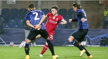 Pemain Liverpool Diogo Jota (tengah) mencetak gol ke gawang Atalanta pada pertandingan Grup D Liga Champions di Stadion Gewiss, Bergamo, Italia, Selasa (3/11/2020). Liverpool menang 5-0 dengan hattrick dari Diogo Jota. (Stefano Nicoli/LaPresse via AP)