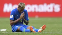 Striker Brasil, Neymar, menangis usai mengalahkan Kosta Rika pada laga grup E Piala Dunia di Stadion Krestovsky, St Petersburg, Jumat (22/6/2018). Pada laga ini Neymar berhasil mencetak gol perdana Piala Dunia 2018. (AFP/Gabriel Bouys)