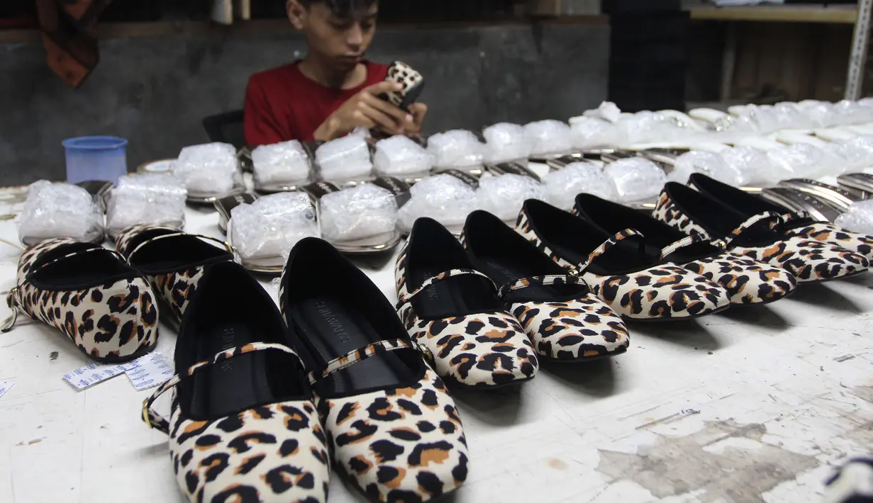 Program ini diharapkan mampu menyerap hingga empat juta tenaga kerja baru di berbagai bidang. Dengan sinergi antara industri, UMKM, dan kebijakan pemerintah, sektor alas kaki nasional terus melangkah mantap menuju kemandirian ekonomi. Tampak dalam foto, pekerja saat menyelesaikan pembuatan sandal wanita di pabrik rumahan Pesan Sepatu Indonesia, Setu, Tangerang Selatan, Banten, Jumat (7/11/2025). (merdeka.com/Arie Basuki)