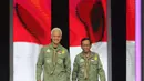 Debat keempat yang digelar pada 21 Januari 2024 dengan tema pembangunan berkelanjutan dan lingkungan hidup,  Ganjar dan Mahfud kompak kenakan utility shirt berwarna hijau army yang dirancang khusus oleh brand lokal, Sukkhacitta. Penampilan paslon ini meniru gaya mapala atau mahasiswa pecinta alam. [Foto: IG/@ganjar_pranowo & X/@ganjarpranowo]