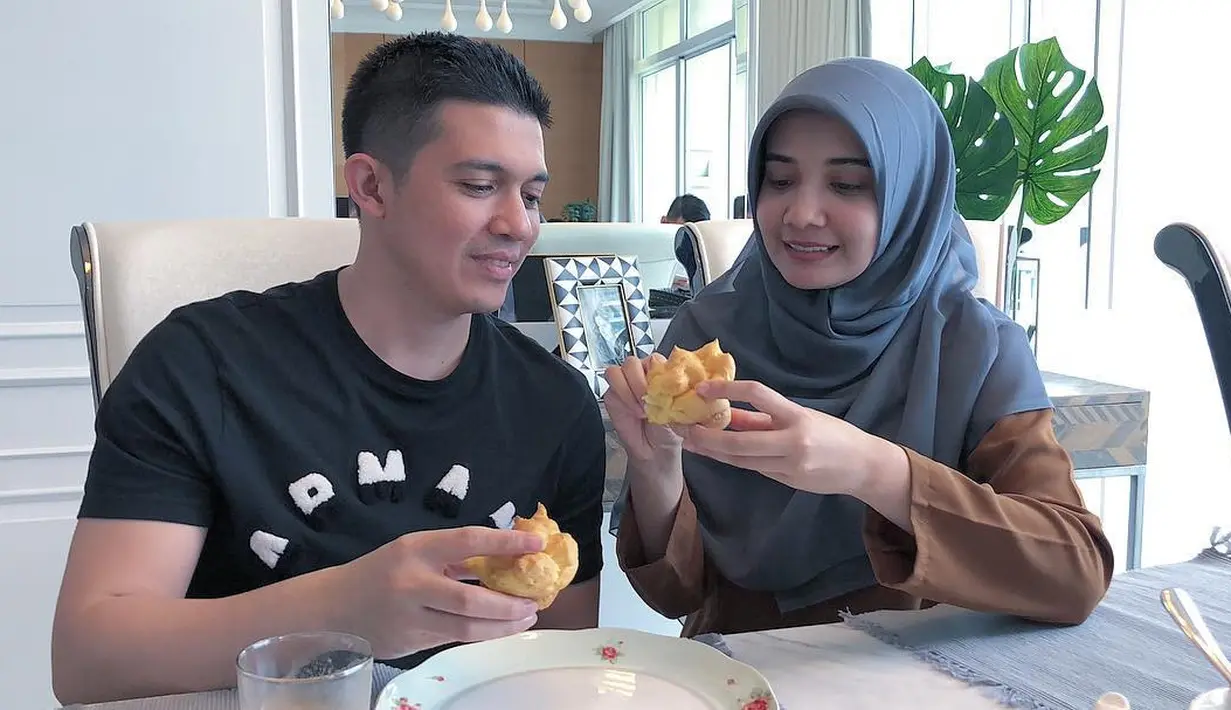 Momen bulan Ramadan sering dimanfaatkan untuk meluangkan waktu bersama dengan keluarganya. Hal itu juga dilakukan oleh Zaskia Sungkar. Demi banyak berkumpul dengan suami, ia tidak banyak mengambil pekerjaan. (Instagram/zaskiasungkar15)