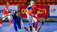 Aksi Timnas Hockey Indonesia putri di ajang Women's Asia Cup Hockey 2022. (Bola.com/Erwin Snaz)