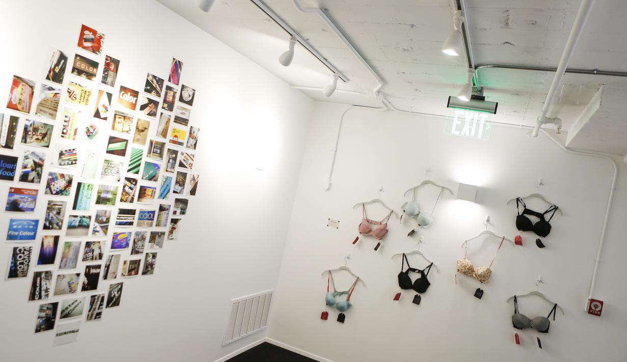 Museum of Broken Relationships baru saja dibuka di Hollywood Boulevard, Los Angeles, California, 2 Juni 2016. 'Museum patah hati' itu menjadi penyaluran bagi mereka yang hubungan asmaranya harus berakhir. (Randy Shropshire/Getty Images North America/AFP)