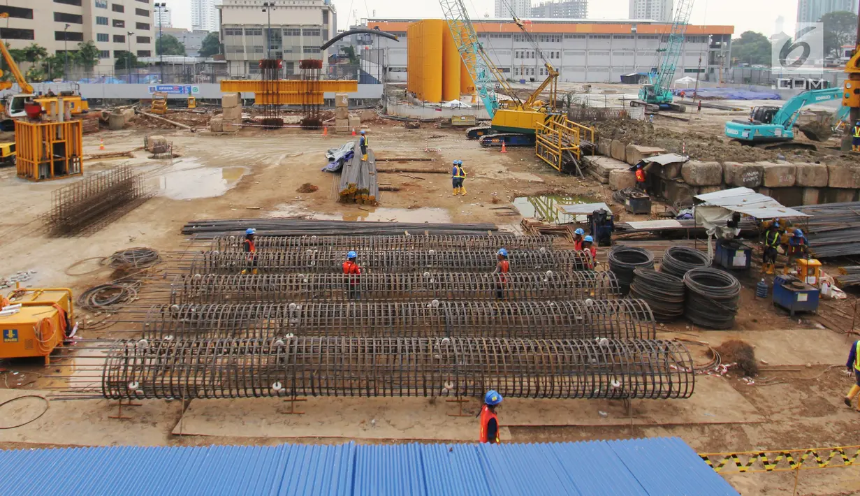Pekerja melakukan pengerjaan proyek pembangunan pasar modern di Bendungan Hilir, Jakarta, Selasa (8/8). Pasar tersebut akan menggunakan konsep modern dengan beberapa bangunan. (Liputan6.com/Angga Yuniar)