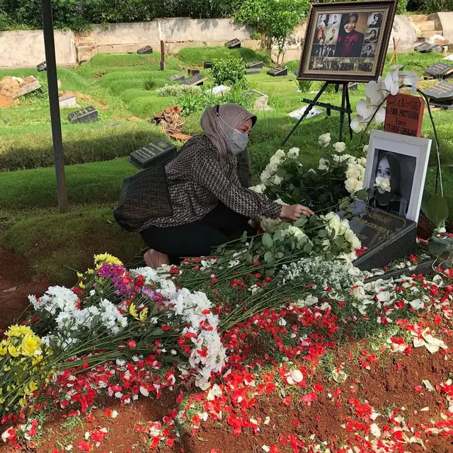 Sudah Dianggap Adik, Ini 6 Potret Lisma Gumelar Ziarah ke Makam Rina Gunawan