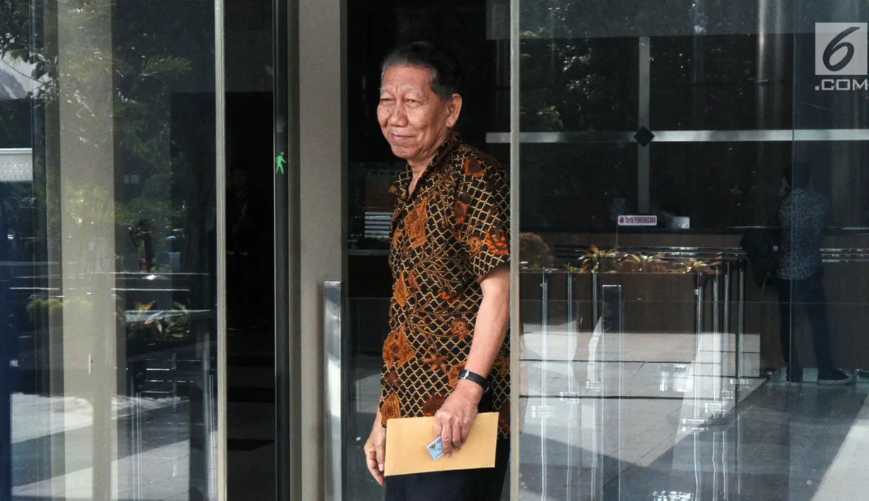 Saksi Ahli KPK Armawan menjawab pertanyaan wartawan usai memberikan keterangan kepada penyidik di gedung KPK, Jakarta, Jumat (11/5). Armawan dimintai keterangan oleh KPK terkait kasus dugaan korupsi proyek pengadaan E-KTP. (Medeka.com/Dwi Narwoko)