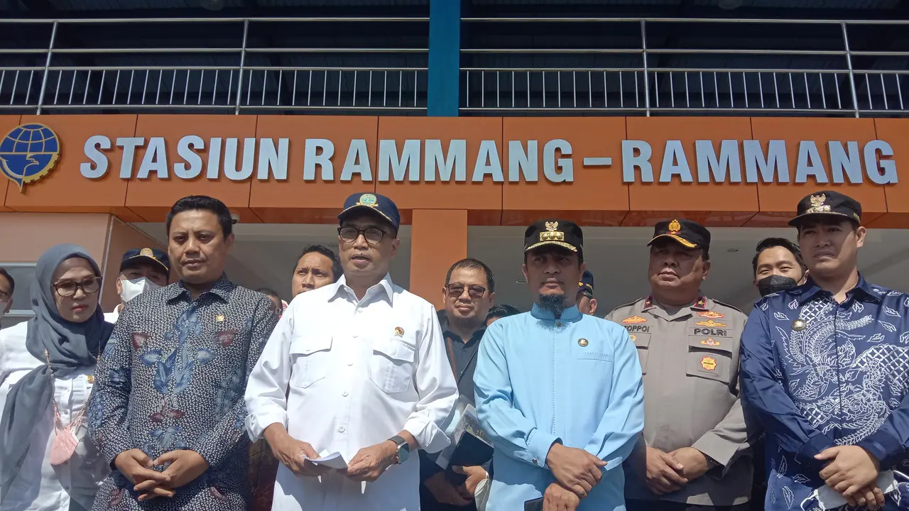 Menteri Perhubungan (Menhub) Budi Karya Sumadi saat dijumpai di Ruang VIP Bandara Internasional Sultan Hasanuddin, Makassar, Jumat (2/12/2022).
