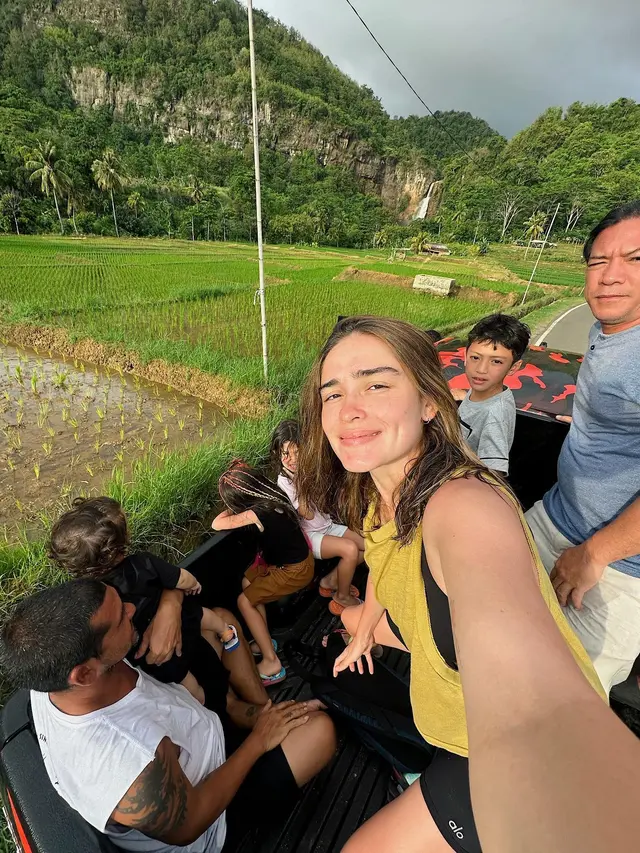 7 Momen Seru Yasmine Wildblood Main Ke Curug, Liburan Bareng Keluarga