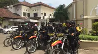 Polisi bersenjata lengkap jaga ketat gereja di Makassar (Fauzan/Liputan6.com)
