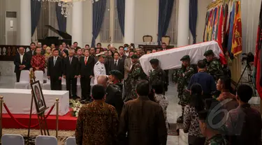 Sejumlah prajurit TNI mengusung peti jenazah Dubes Indonesia untuk Pakistan, Almarhum Burhan Muhammad di Gedung Pancasila Kemenlu, Jakarta, Selasa (19/5). Burhan wafat setelah menjalani perawatan pasca kecelakaan helikopter. (Liputan6.com/Faizal Fanani)